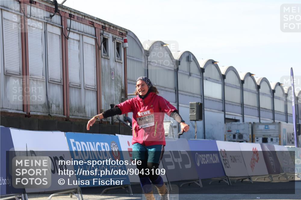 03.10.2025 - Köhlbrandbrückenlauf Luisa Fischer http://msf.ph/oto/9043109 03.10.2025 13:37:58 Ziel 4014, 5305, 5409, 5420, 6295 meine-sportfotos.de