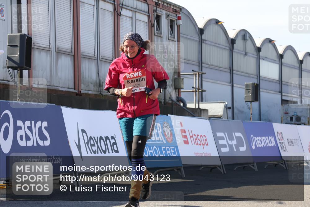 03.10.2025 - Köhlbrandbrückenlauf Luisa Fischer http://msf.ph/oto/9043123 03.10.2025 13:37:59 Ziel 4014, 5305, 5409, 5420 meine-sportfotos.de