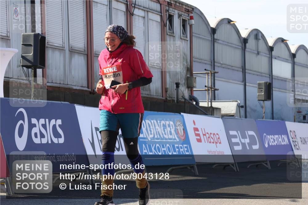 03.10.2025 - Köhlbrandbrückenlauf Luisa Fischer http://msf.ph/oto/9043128 03.10.2025 13:37:59 Ziel 4014, 5305, 5409, 5420 meine-sportfotos.de