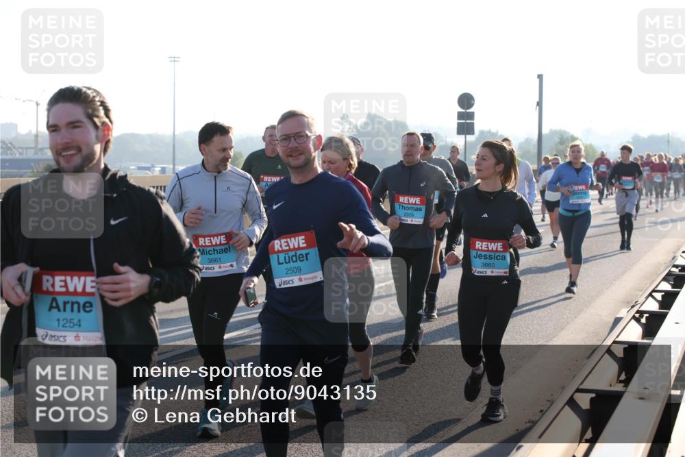 03.10.2025 - Köhlbrandbrückenlauf Lena Gebhardt http://msf.ph/oto/9043135 03.10.2025 09:26:26 Position 1 2308, 1254, 3661, 2509, 3660 meine-sportfotos.de
