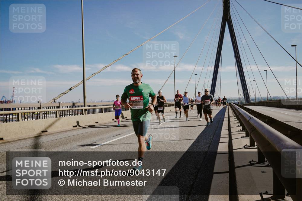 03.10.2025 - Köhlbrandbrückenlauf Michael Burmester http://msf.ph/oto/9043147 03.10.2025 12:24:36 Position 1 5707 meine-sportfotos.de