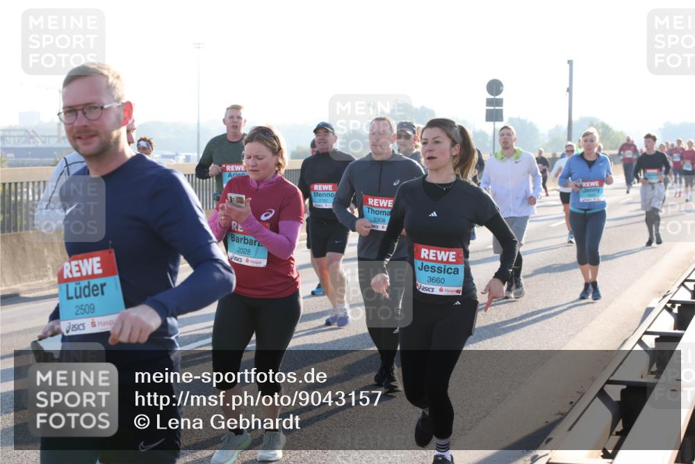 03.10.2025 - Köhlbrandbrückenlauf Lena Gebhardt http://msf.ph/oto/9043157 03.10.2025 09:26:26 Position 1 2509, 2028, 2308, 3660 meine-sportfotos.de