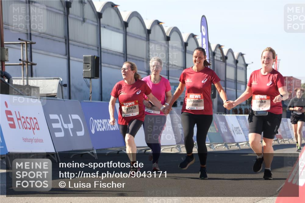 03.10.2025 - Köhlbrandbrückenlauf Luisa Fischer http://msf.ph/oto/9043171 03.10.2025 13:38:04 Ziel 5188, 5343, 5409, 5632, 6515 meine-sportfotos.de