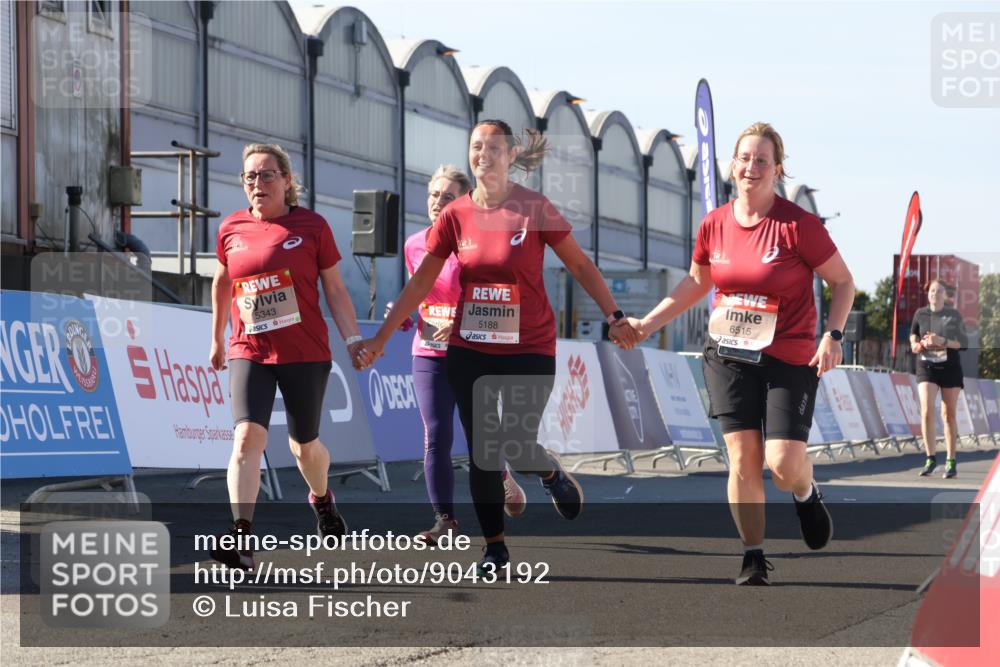 03.10.2025 - Köhlbrandbrückenlauf Luisa Fischer http://msf.ph/oto/9043192 03.10.2025 13:38:05 Ziel 5188, 5343, 5409, 5632, 6515 meine-sportfotos.de