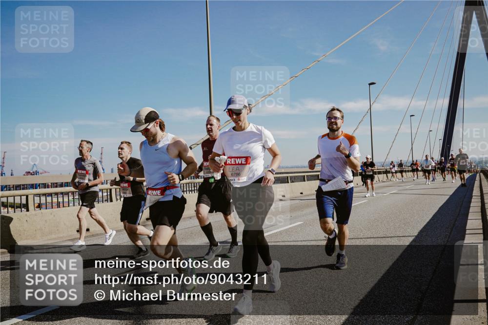 03.10.2025 - Köhlbrandbrückenlauf Michael Burmester http://msf.ph/oto/9043211 03.10.2025 12:24:40 Position 1 6786 meine-sportfotos.de