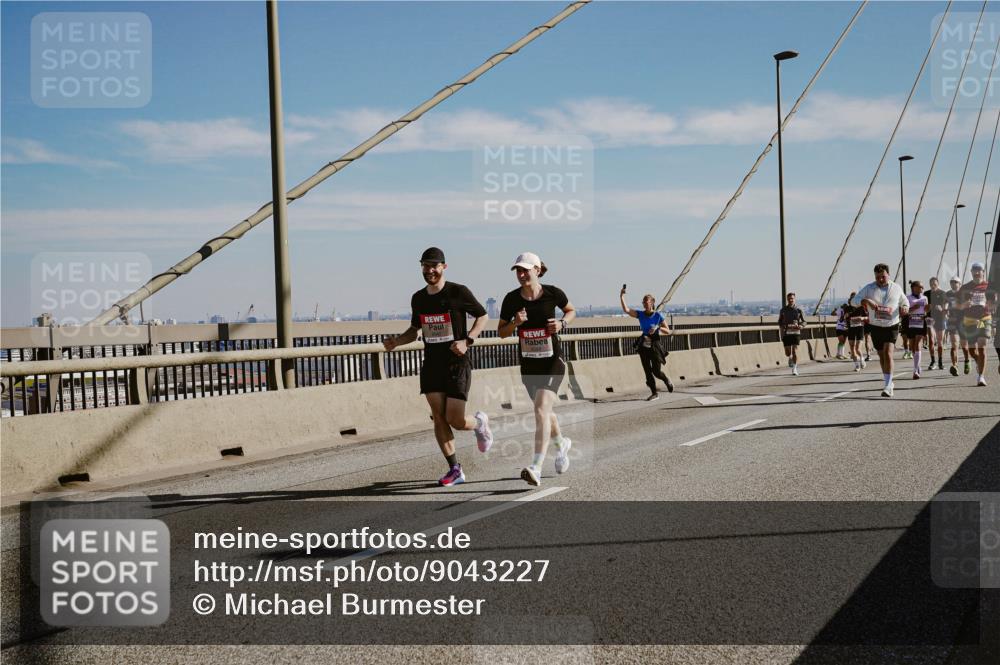 03.10.2025 - Köhlbrandbrückenlauf Michael Burmester http://msf.ph/oto/9043227 03.10.2025 12:24:43 Position 1  meine-sportfotos.de