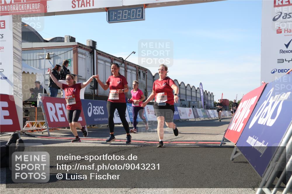 03.10.2025 - Köhlbrandbrückenlauf Luisa Fischer http://msf.ph/oto/9043231 03.10.2025 13:38:07 Ziel 5188, 5343, 5409, 5632, 6515 meine-sportfotos.de