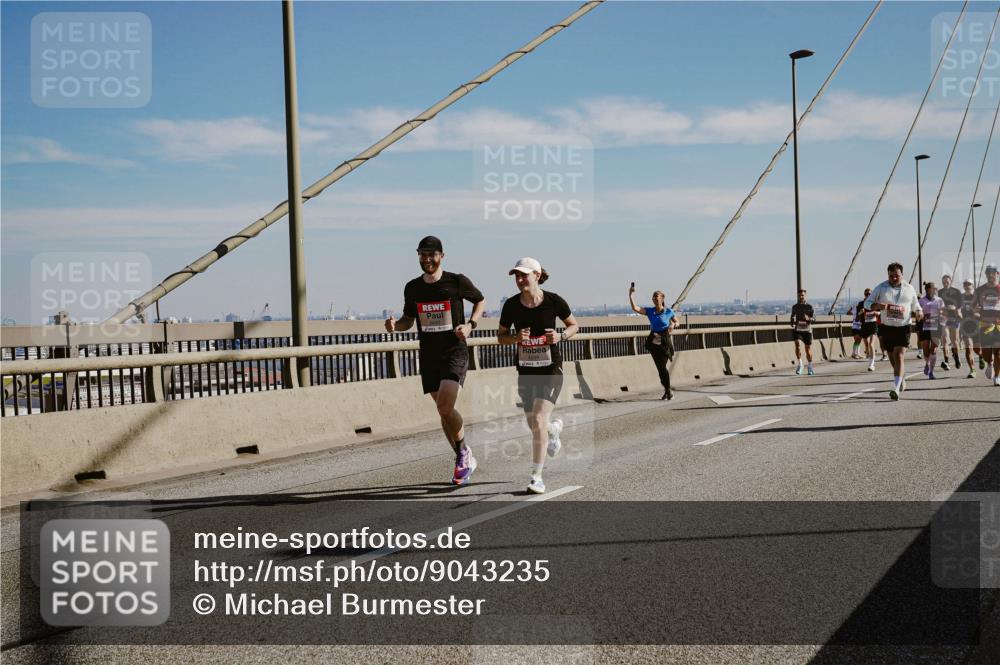 03.10.2025 - Köhlbrandbrückenlauf Michael Burmester http://msf.ph/oto/9043235 03.10.2025 12:24:43 Position 1  meine-sportfotos.de