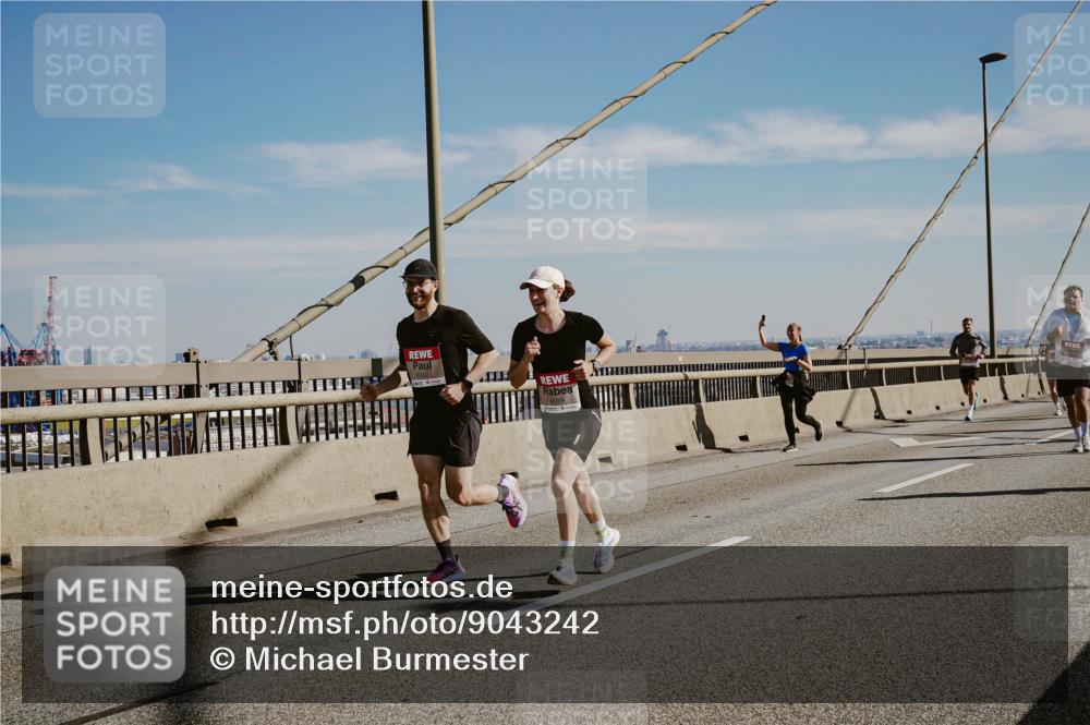 03.10.2025 - Köhlbrandbrückenlauf Michael Burmester http://msf.ph/oto/9043242 03.10.2025 12:24:43 Position 1 4599 meine-sportfotos.de