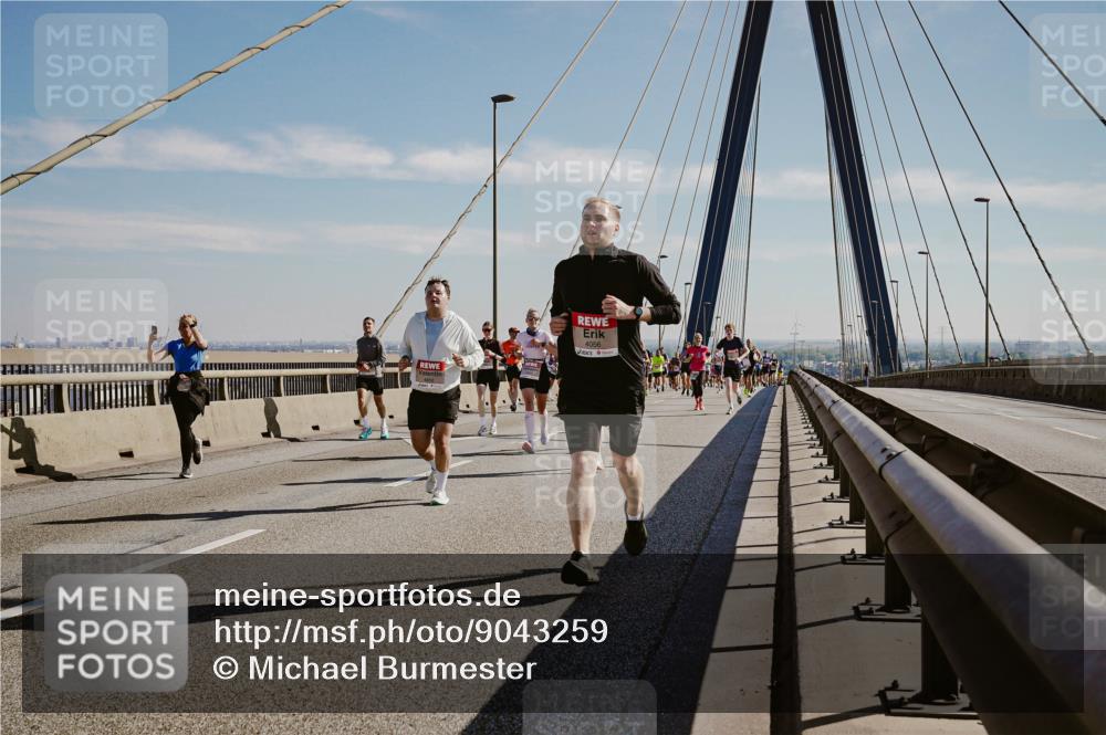 03.10.2025 - Köhlbrandbrückenlauf Michael Burmester http://msf.ph/oto/9043259 03.10.2025 12:24:45 Position 1 4056 meine-sportfotos.de