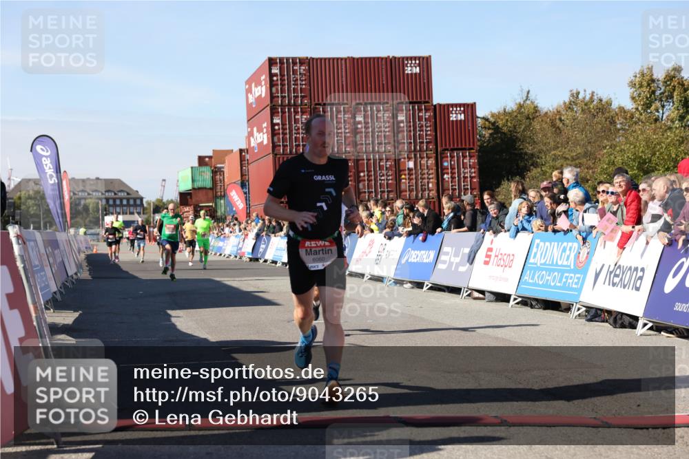 03.10.2025 - Köhlbrandbrückenlauf Lena Gebhardt http://msf.ph/oto/9043265 03.10.2025 12:59:31 Ziel 4108, 4119, 4475, 4940, 6060, 6325, 6666 meine-sportfotos.de