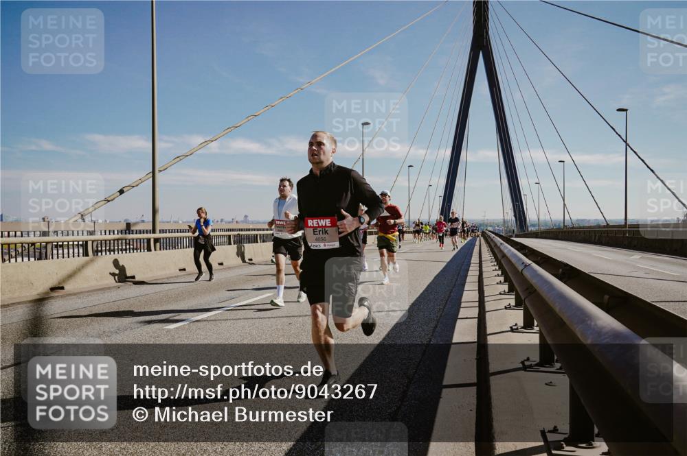 03.10.2025 - Köhlbrandbrückenlauf Michael Burmester http://msf.ph/oto/9043267 03.10.2025 12:24:46 Position 1 4056 meine-sportfotos.de