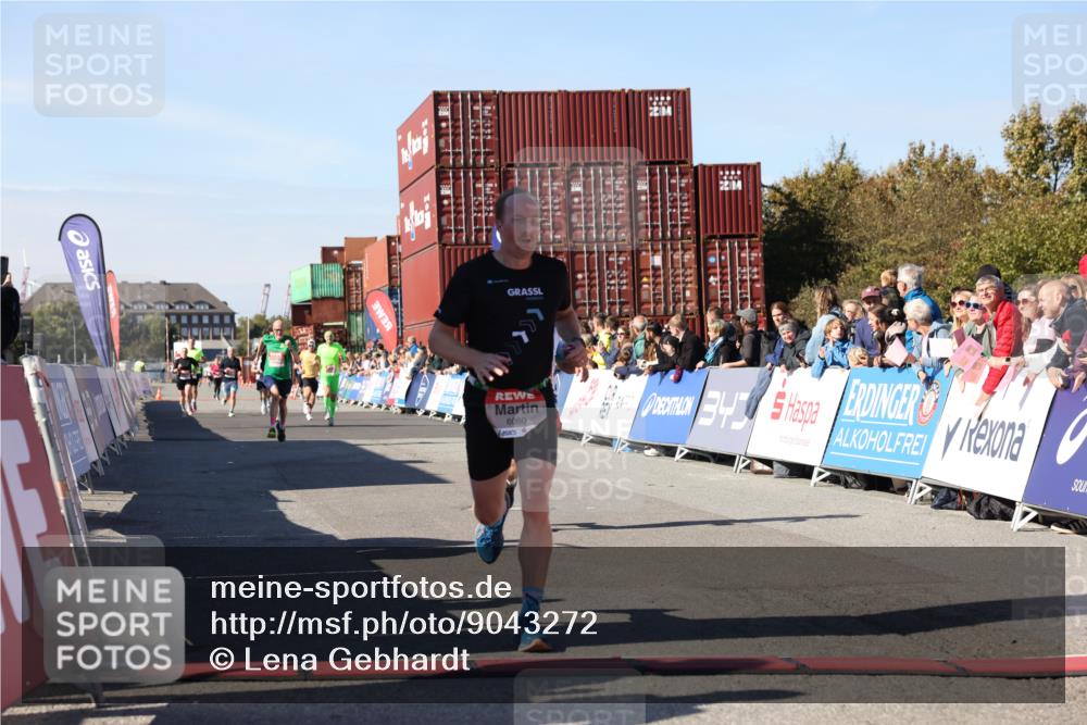 03.10.2025 - Köhlbrandbrückenlauf Lena Gebhardt http://msf.ph/oto/9043272 03.10.2025 12:59:31 Ziel 4108, 4119, 4475, 4940, 6060, 6325, 6666 meine-sportfotos.de