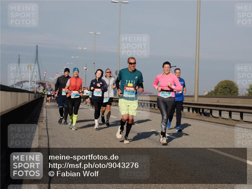 03.10.2025 - Köhlbrandbrückenlauf Fabian Wolf http://msf.ph/oto/9043276 03.10.2025 09:56:24 Position 3 2, 025, 3550, 3549 meine-sportfotos.de