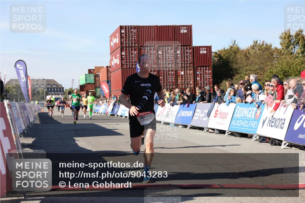 03.10.2025 - Köhlbrandbrückenlauf Lena Gebhardt http://msf.ph/oto/9043283 03.10.2025 12:59:31 Ziel 4108, 4119, 4475, 4940, 6060, 6325, 6666 meine-sportfotos.de