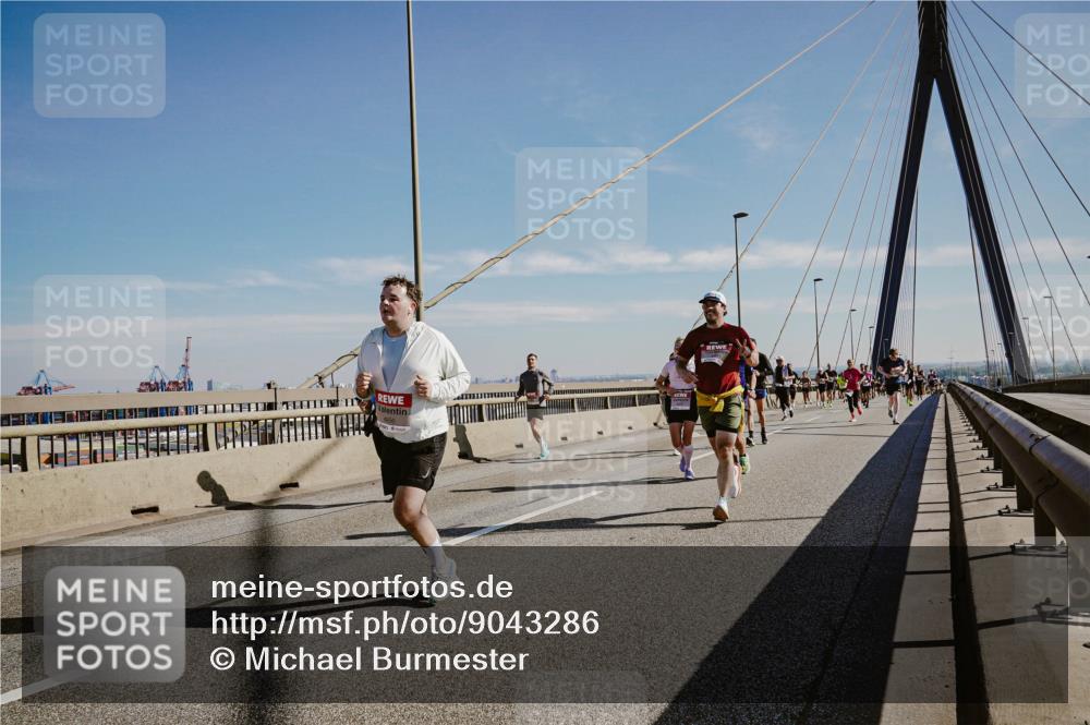03.10.2025 - Köhlbrandbrückenlauf Michael Burmester http://msf.ph/oto/9043286 03.10.2025 12:24:47 Position 1  meine-sportfotos.de
