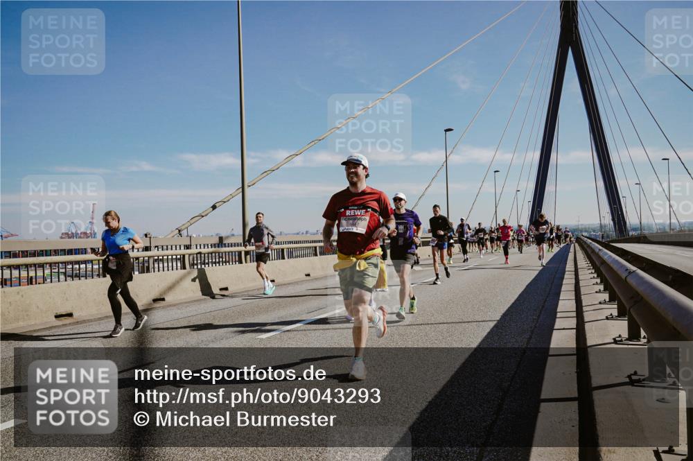 03.10.2025 - Köhlbrandbrückenlauf Michael Burmester http://msf.ph/oto/9043293 03.10.2025 12:24:48 Position 1 5447 meine-sportfotos.de