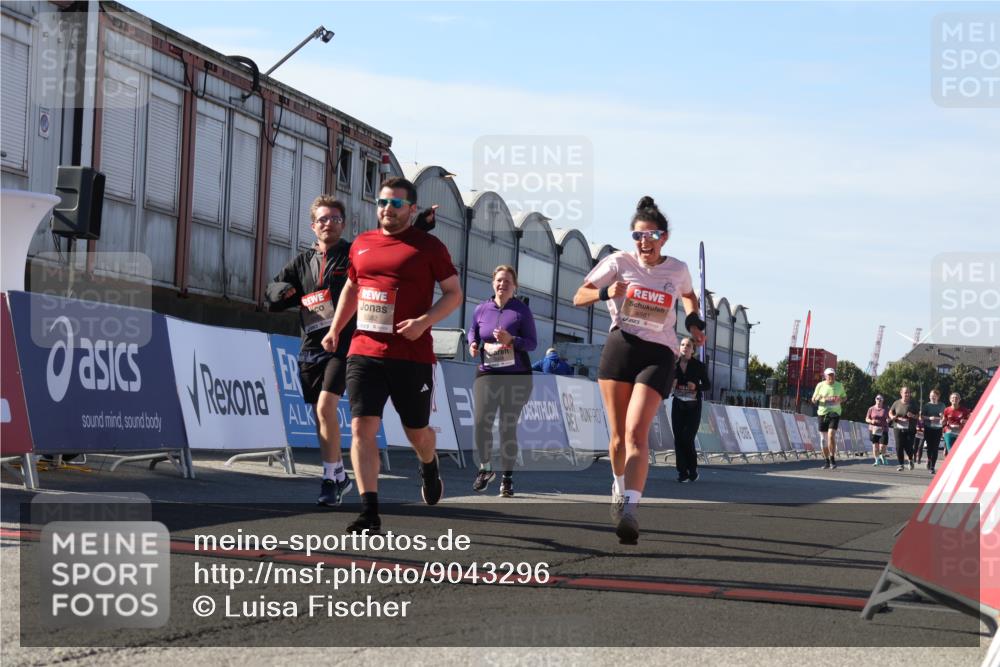 03.10.2025 - Köhlbrandbrückenlauf Luisa Fischer http://msf.ph/oto/9043296 03.10.2025 13:38:21 Ziel 4435, 5139, 5335, 5439, 5509, 6581, 6582, 6583 meine-sportfotos.de