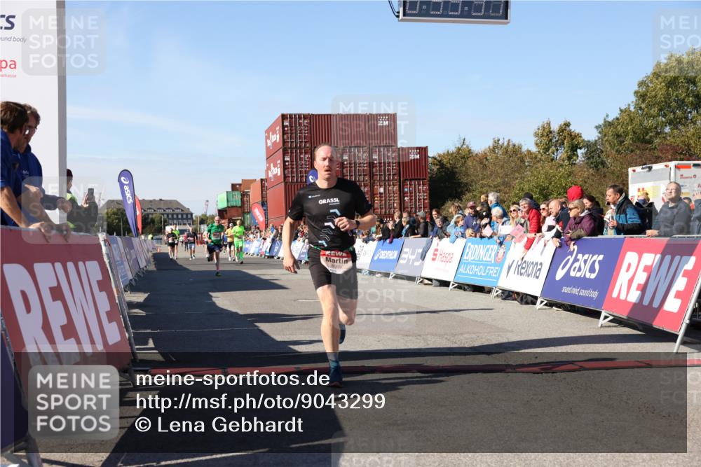 03.10.2025 - Köhlbrandbrückenlauf Lena Gebhardt http://msf.ph/oto/9043299 03.10.2025 12:59:31 Ziel 4108, 4119, 4475, 4940, 6060, 6325, 6666 meine-sportfotos.de