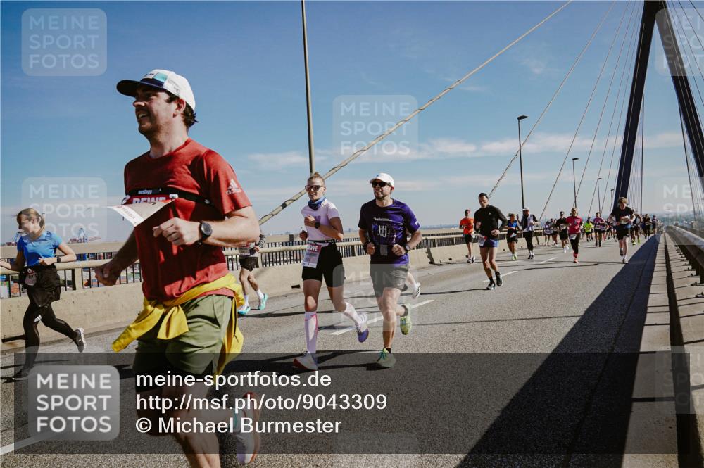 03.10.2025 - Köhlbrandbrückenlauf Michael Burmester http://msf.ph/oto/9043309 03.10.2025 12:24:49 Position 1  meine-sportfotos.de