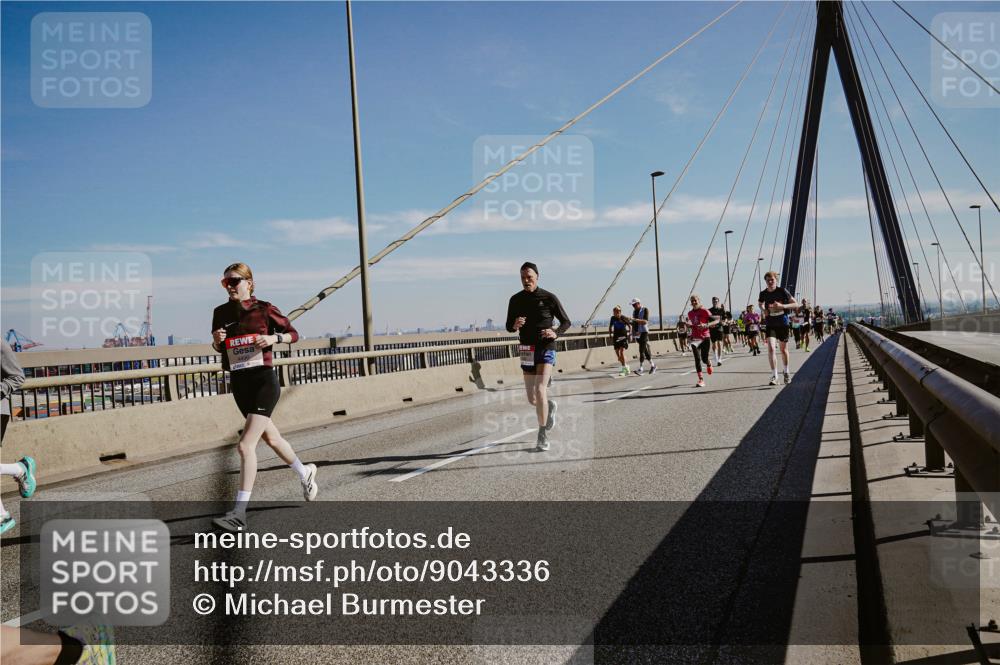 03.10.2025 - Köhlbrandbrückenlauf Michael Burmester http://msf.ph/oto/9043336 03.10.2025 12:24:50 Position 1  meine-sportfotos.de