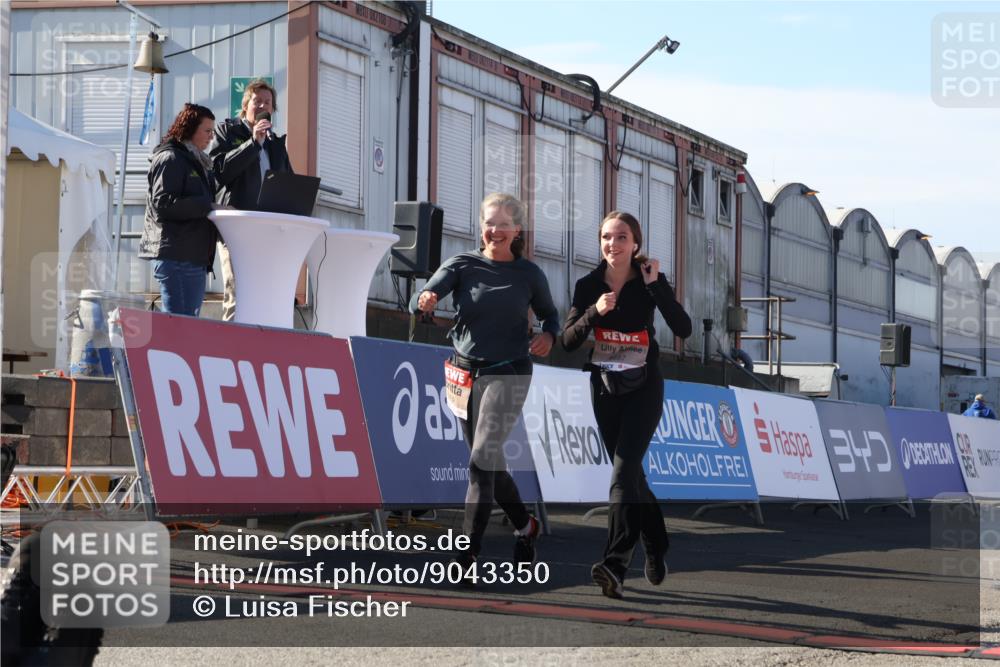 03.10.2025 - Köhlbrandbrückenlauf Luisa Fischer http://msf.ph/oto/9043350 03.10.2025 13:38:27 Ziel 4697, 5139, 5335, 5439, 5509, 6581, 6582, 6583 meine-sportfotos.de