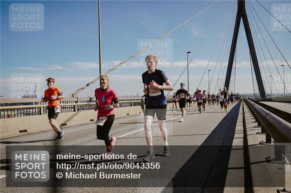 03.10.2025 - Köhlbrandbrückenlauf Michael Burmester http://msf.ph/oto/9043356 03.10.2025 12:24:53 Position 1 6214, 6803 meine-sportfotos.de