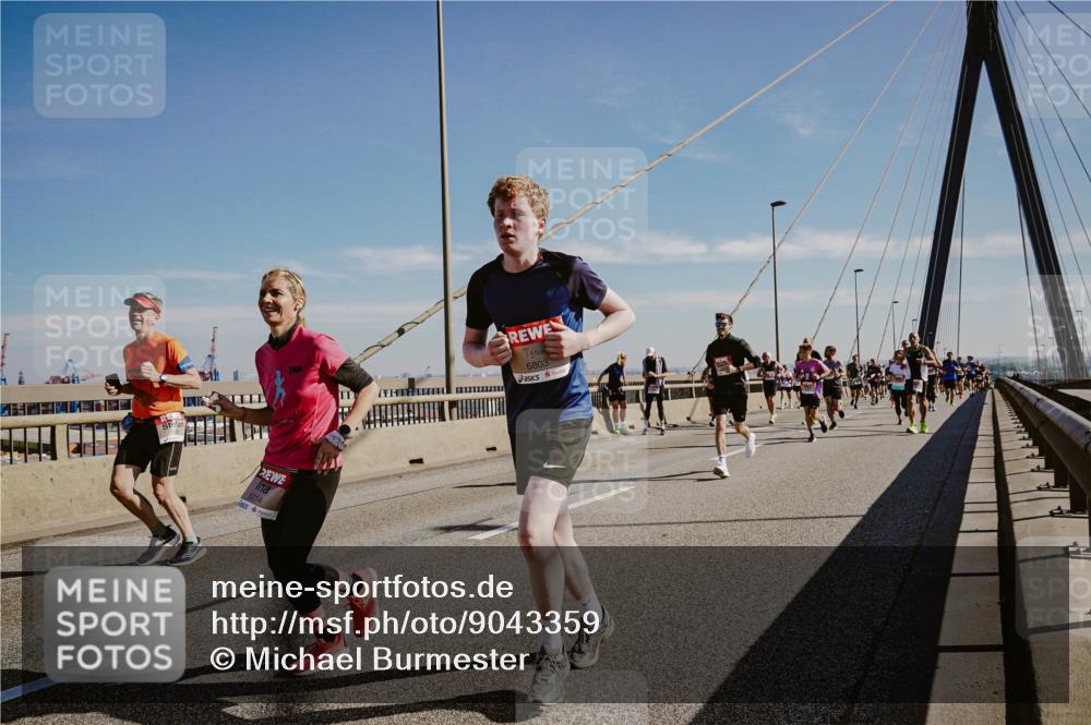 03.10.2025 - Köhlbrandbrückenlauf Michael Burmester http://msf.ph/oto/9043359 03.10.2025 12:24:53 Position 1 6803 meine-sportfotos.de