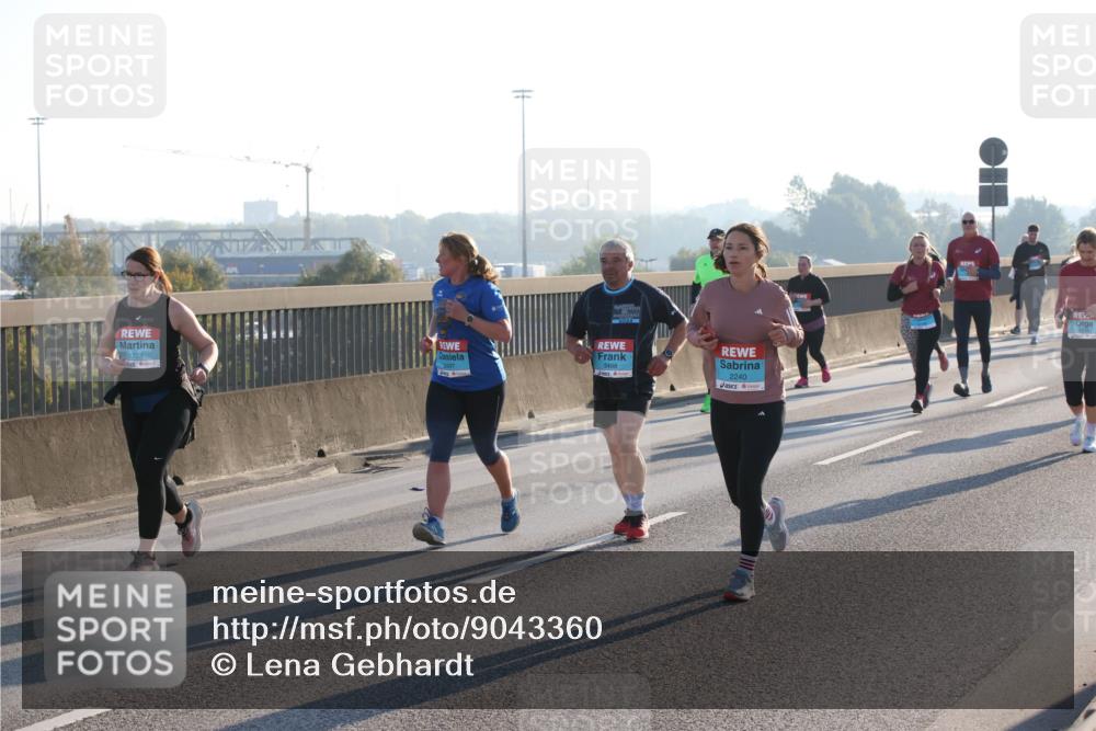 03.10.2025 - Köhlbrandbrückenlauf Lena Gebhardt http://msf.ph/oto/9043360 03.10.2025 09:26:35 Position 1 1728, 2497, 2498, 2240 meine-sportfotos.de
