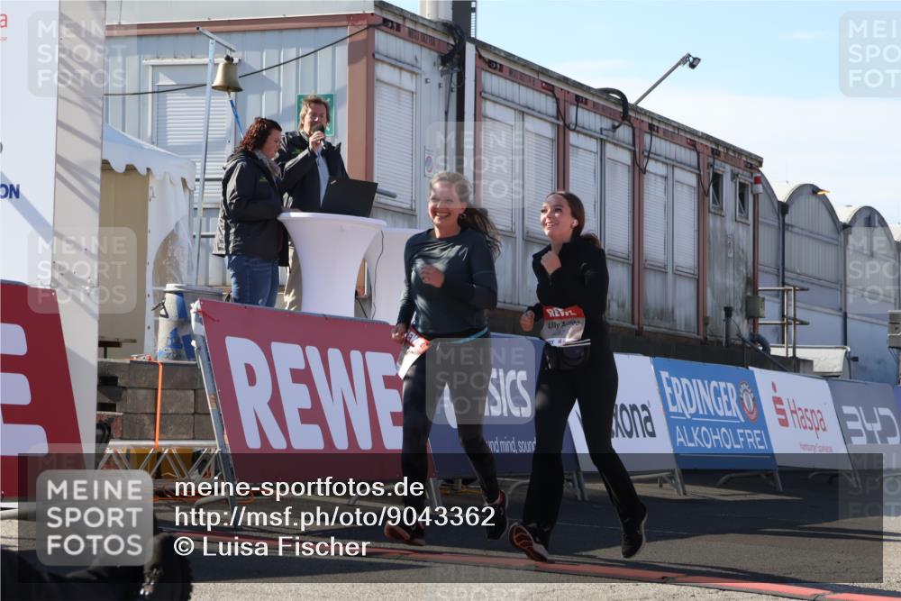 03.10.2025 - Köhlbrandbrückenlauf Luisa Fischer http://msf.ph/oto/9043362 03.10.2025 13:38:27 Ziel 4697, 5139, 5335, 5439, 5509, 6581, 6582, 6583 meine-sportfotos.de