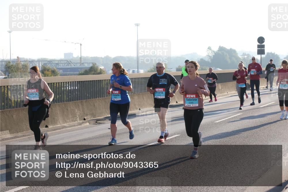 03.10.2025 - Köhlbrandbrückenlauf Lena Gebhardt http://msf.ph/oto/9043365 03.10.2025 09:26:35 Position 1 2498, 1728, 2497, 2240 meine-sportfotos.de