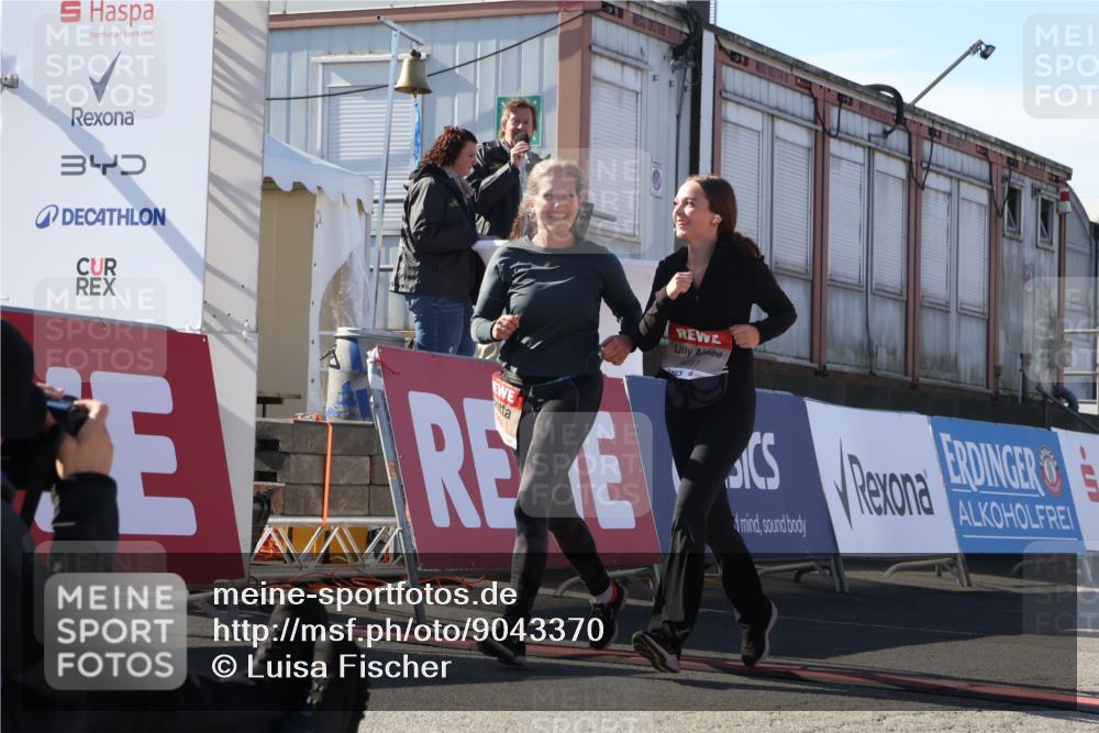 03.10.2025 - Köhlbrandbrückenlauf Luisa Fischer http://msf.ph/oto/9043370 03.10.2025 13:38:27 Ziel 4697, 5139, 5335, 5439, 5509, 6581, 6582, 6583 meine-sportfotos.de