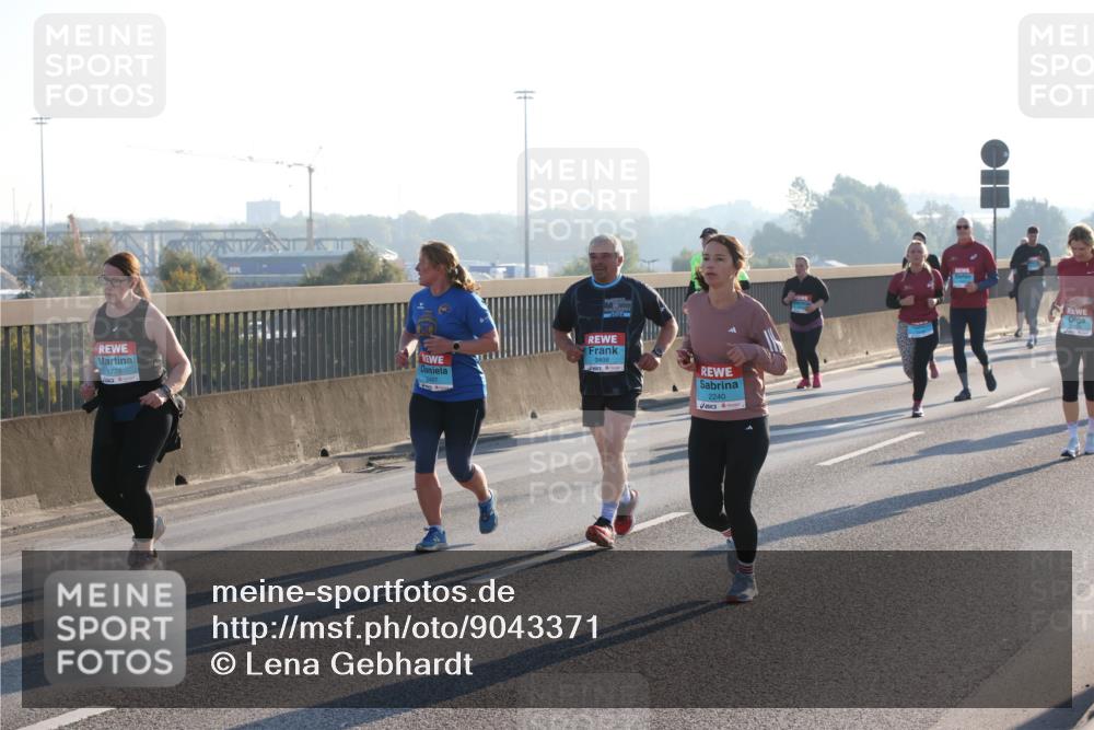 03.10.2025 - Köhlbrandbrückenlauf Lena Gebhardt http://msf.ph/oto/9043371 03.10.2025 09:26:35 Position 1 1728, 2497, 2498, 2240 meine-sportfotos.de