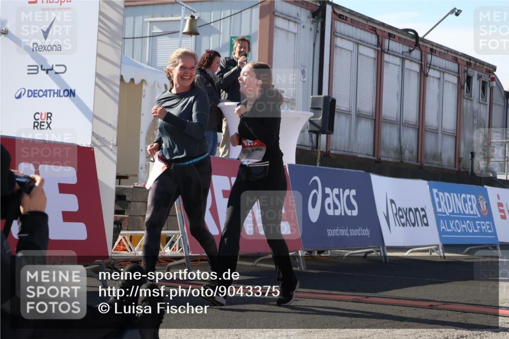03.10.2025 - Köhlbrandbrückenlauf Luisa Fischer http://msf.ph/oto/9043375 03.10.2025 13:38:28 Ziel 4697, 5139, 5439, 5509, 6581, 6582, 6583 meine-sportfotos.de