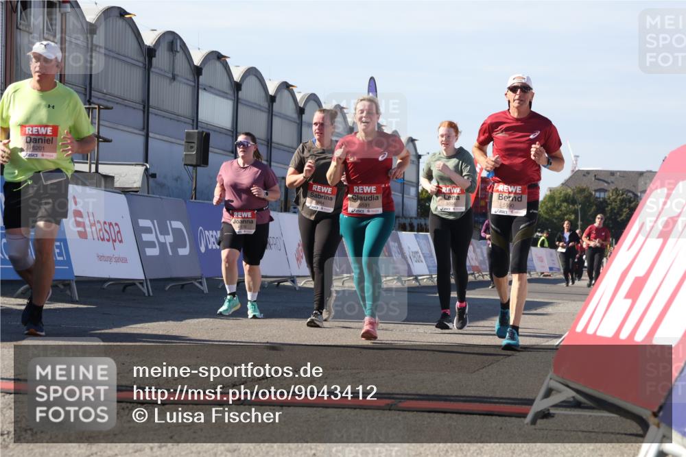 03.10.2025 - Köhlbrandbrückenlauf Luisa Fischer http://msf.ph/oto/9043412 03.10.2025 13:38:33 Ziel 4697, 4884, 5439, 5509, 5564, 5590, 5591, 6179, 6201, 6581, 6583 meine-sportfotos.de