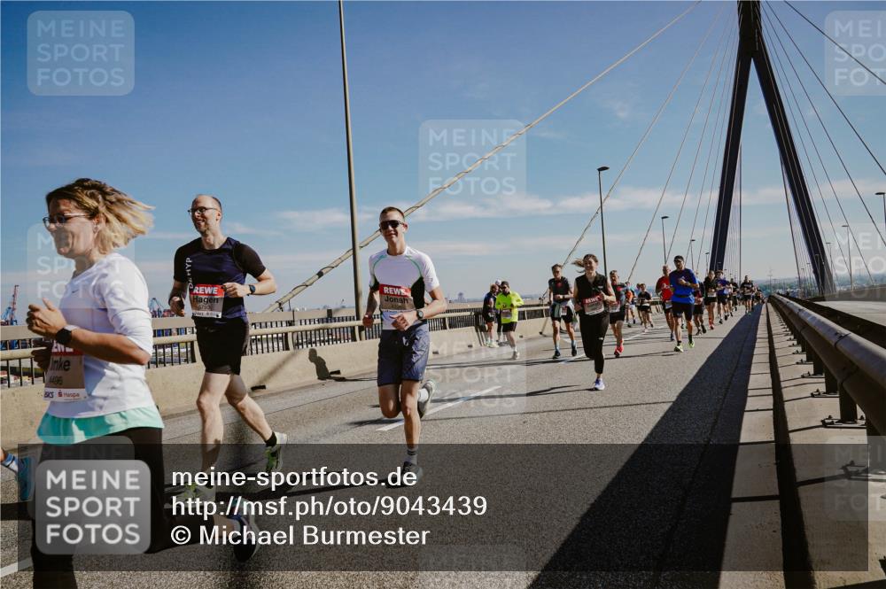 03.10.2025 - Köhlbrandbrückenlauf Michael Burmester http://msf.ph/oto/9043439 03.10.2025 12:24:59 Position 1 4496, 5793 meine-sportfotos.de