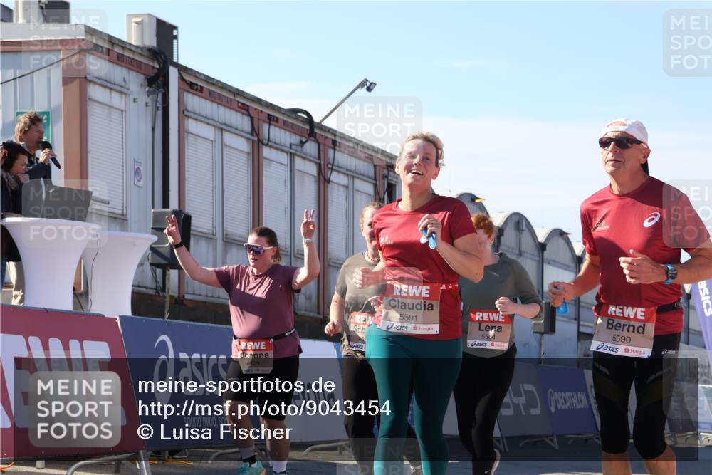 03.10.2025 - Köhlbrandbrückenlauf Luisa Fischer http://msf.ph/oto/9043454 03.10.2025 13:38:36 Ziel 4697, 4884, 5439, 5564, 5590, 5591, 6179, 6201 meine-sportfotos.de