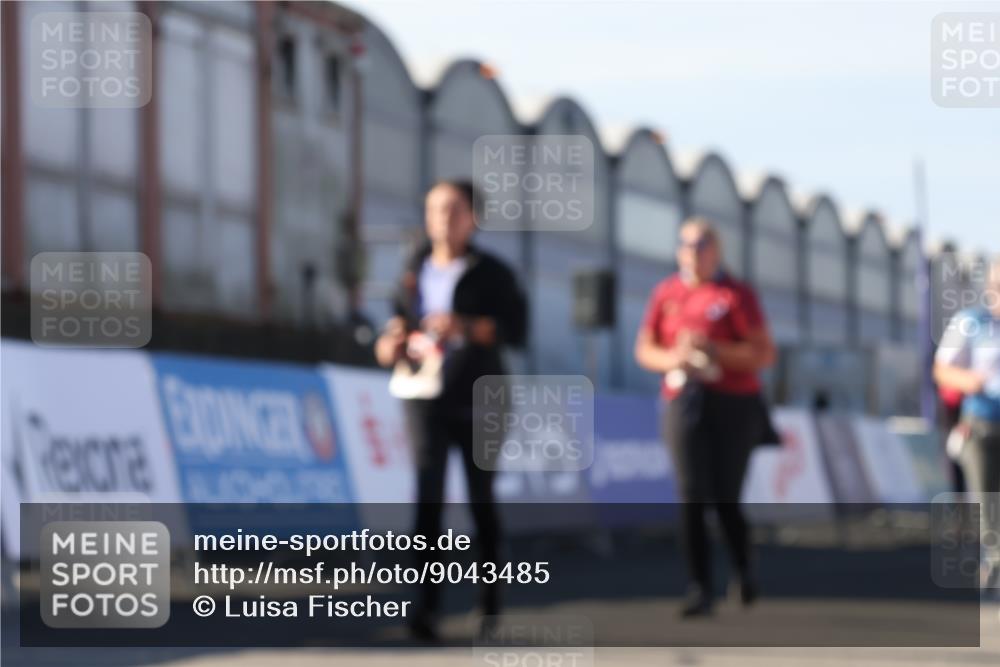 03.10.2025 - Köhlbrandbrückenlauf Luisa Fischer http://msf.ph/oto/9043485 03.10.2025 13:38:48 Ziel 4723, 5529, 5533, 6640 meine-sportfotos.de