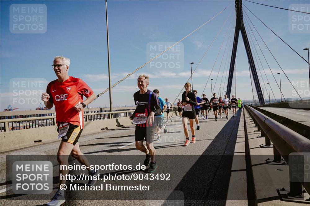 03.10.2025 - Köhlbrandbrückenlauf Michael Burmester http://msf.ph/oto/9043492 03.10.2025 12:25:03 Position 1  meine-sportfotos.de