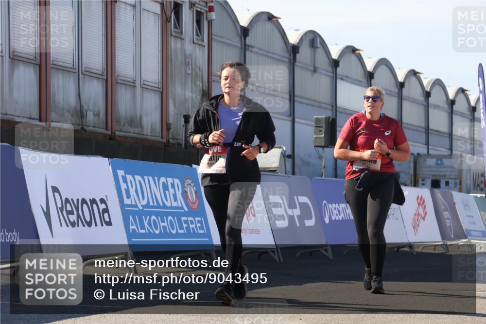 03.10.2025 - Köhlbrandbrückenlauf Luisa Fischer http://msf.ph/oto/9043495 03.10.2025 13:38:49 Ziel 4723, 5529, 5533, 6640 meine-sportfotos.de