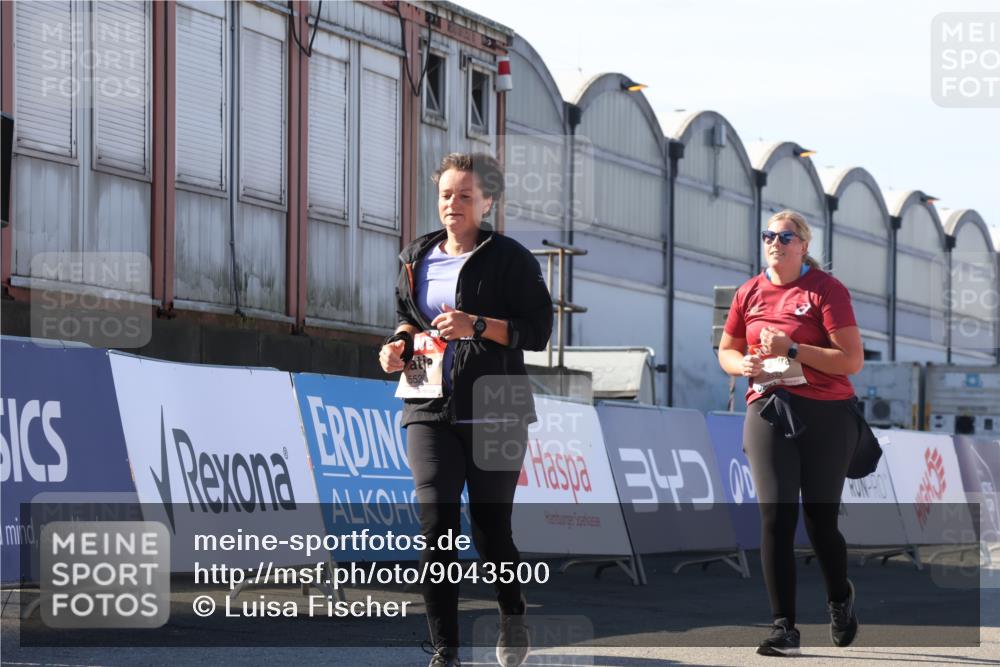 03.10.2025 - Köhlbrandbrückenlauf Luisa Fischer http://msf.ph/oto/9043500 03.10.2025 13:38:49 Ziel 4723, 5529, 5533, 6640 meine-sportfotos.de
