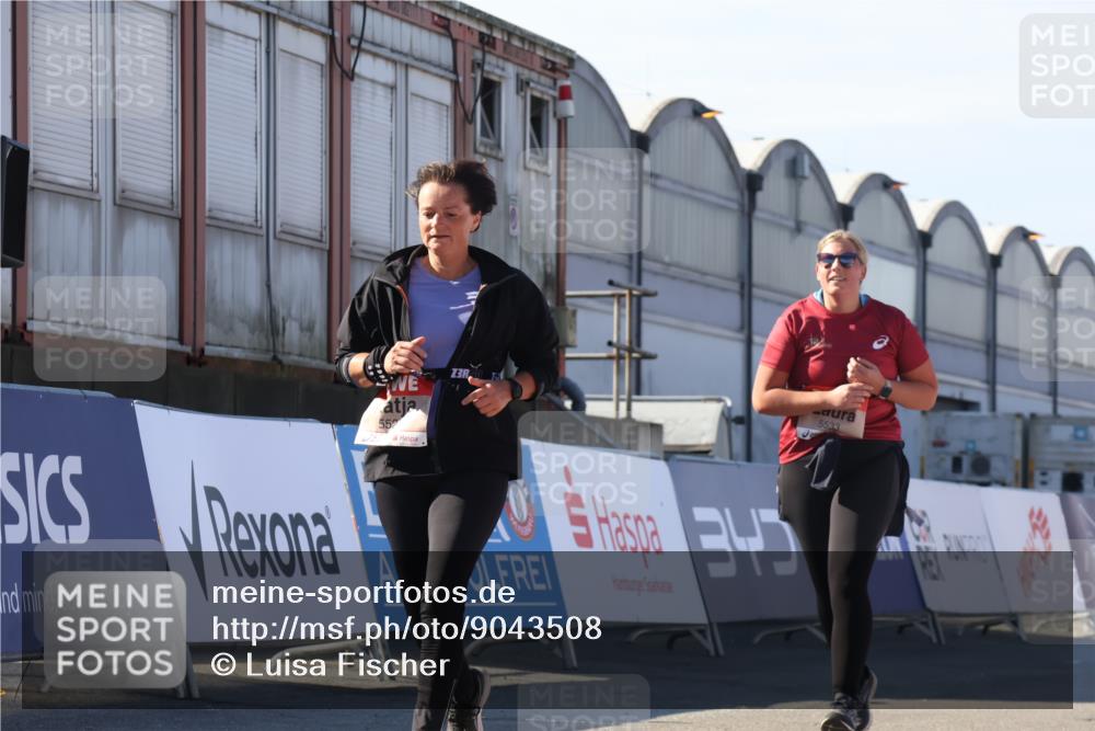 03.10.2025 - Köhlbrandbrückenlauf Luisa Fischer http://msf.ph/oto/9043508 03.10.2025 13:38:49 Ziel 4723, 5529, 5533, 6640 meine-sportfotos.de