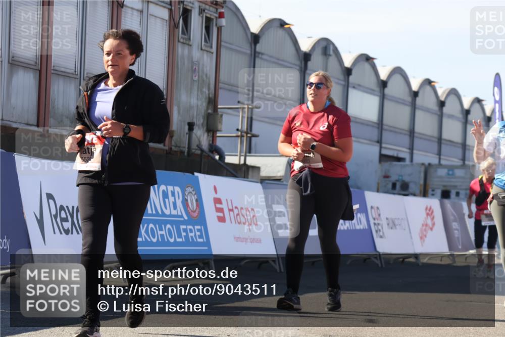 03.10.2025 - Köhlbrandbrückenlauf Luisa Fischer http://msf.ph/oto/9043511 03.10.2025 13:38:50 Ziel 4723, 5529, 5533, 6640 meine-sportfotos.de
