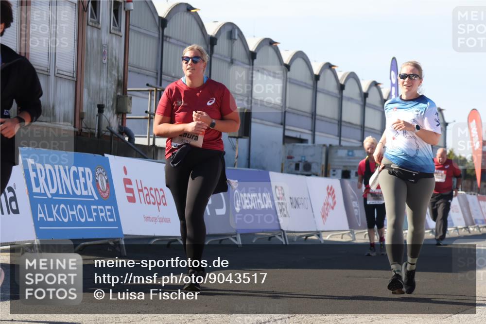 03.10.2025 - Köhlbrandbrückenlauf Luisa Fischer http://msf.ph/oto/9043517 03.10.2025 13:38:50 Ziel 4723, 5529, 5533, 6640 meine-sportfotos.de