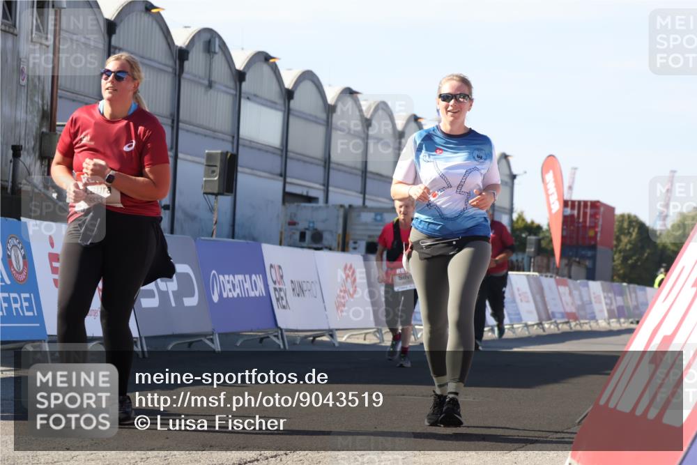 03.10.2025 - Köhlbrandbrückenlauf Luisa Fischer http://msf.ph/oto/9043519 03.10.2025 13:38:50 Ziel 4723, 5529, 5533, 6640 meine-sportfotos.de