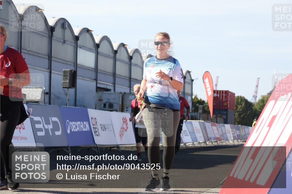 03.10.2025 - Köhlbrandbrückenlauf Luisa Fischer http://msf.ph/oto/9043525 03.10.2025 13:38:51 Ziel 4723, 5529, 5533, 5584, 6030, 6640 meine-sportfotos.de