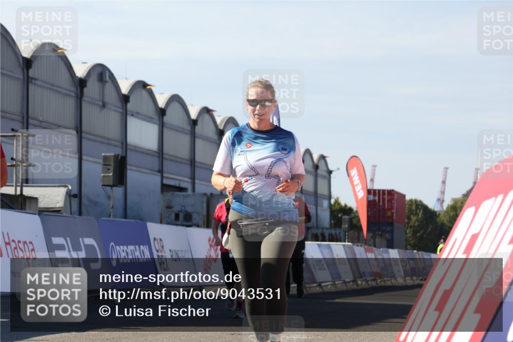 03.10.2025 - Köhlbrandbrückenlauf Luisa Fischer http://msf.ph/oto/9043531 03.10.2025 13:38:51 Ziel 4723, 5529, 5533, 5584, 6030, 6640 meine-sportfotos.de