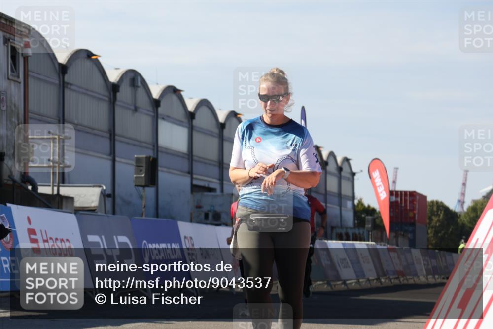 03.10.2025 - Köhlbrandbrückenlauf Luisa Fischer http://msf.ph/oto/9043537 03.10.2025 13:38:51 Ziel 4723, 5529, 5533, 5584, 6030, 6640 meine-sportfotos.de