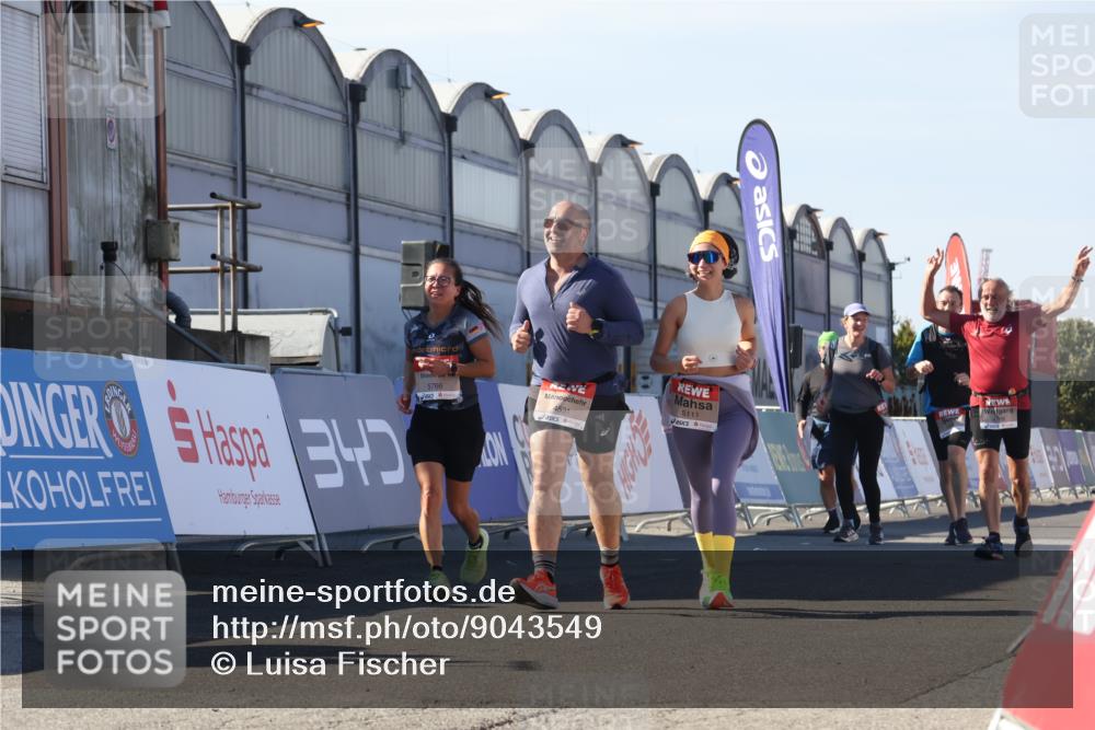03.10.2025 - Köhlbrandbrückenlauf Luisa Fischer http://msf.ph/oto/9043549 03.10.2025 13:39:12 Ziel 4531, 5111, 5766 meine-sportfotos.de