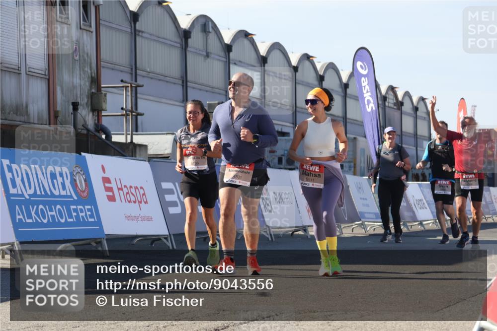 03.10.2025 - Köhlbrandbrückenlauf Luisa Fischer http://msf.ph/oto/9043556 03.10.2025 13:39:12 Ziel 4531, 5111, 5766 meine-sportfotos.de